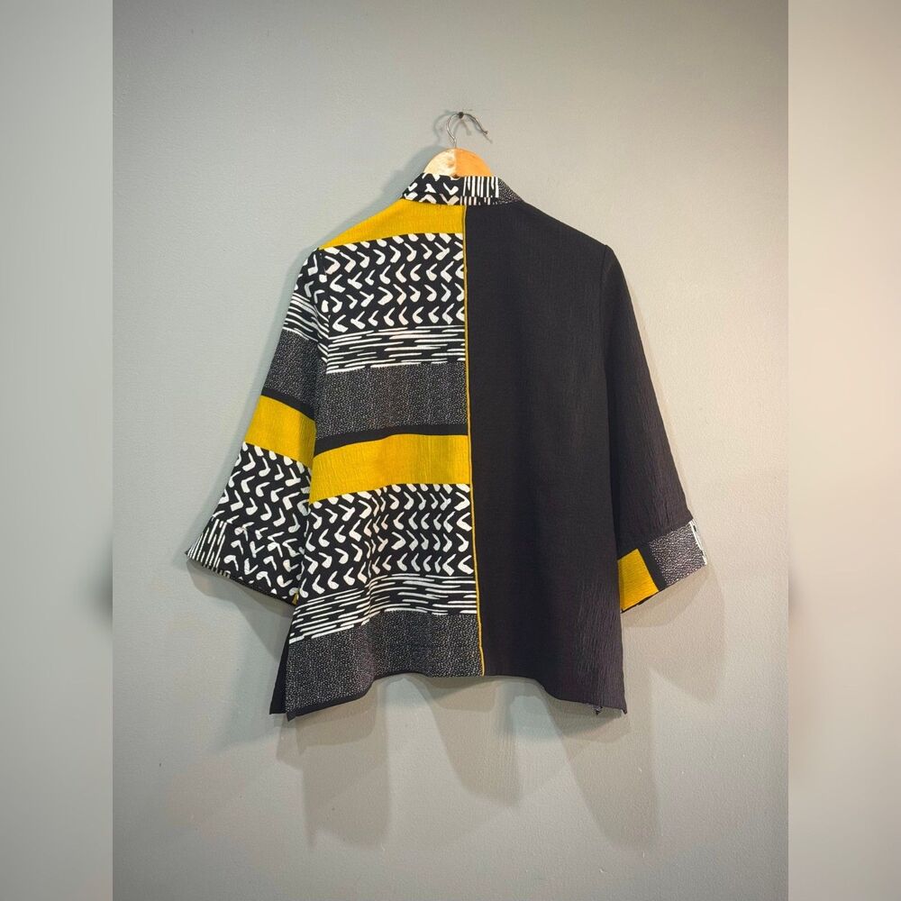 B/W Abstract Colorblock Button-Down Top Size M EUC - Picture 5 of 8